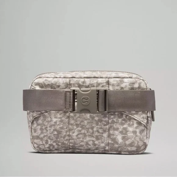 lululemon quilted grid belt bag 🤍 - Picture 2 of 3